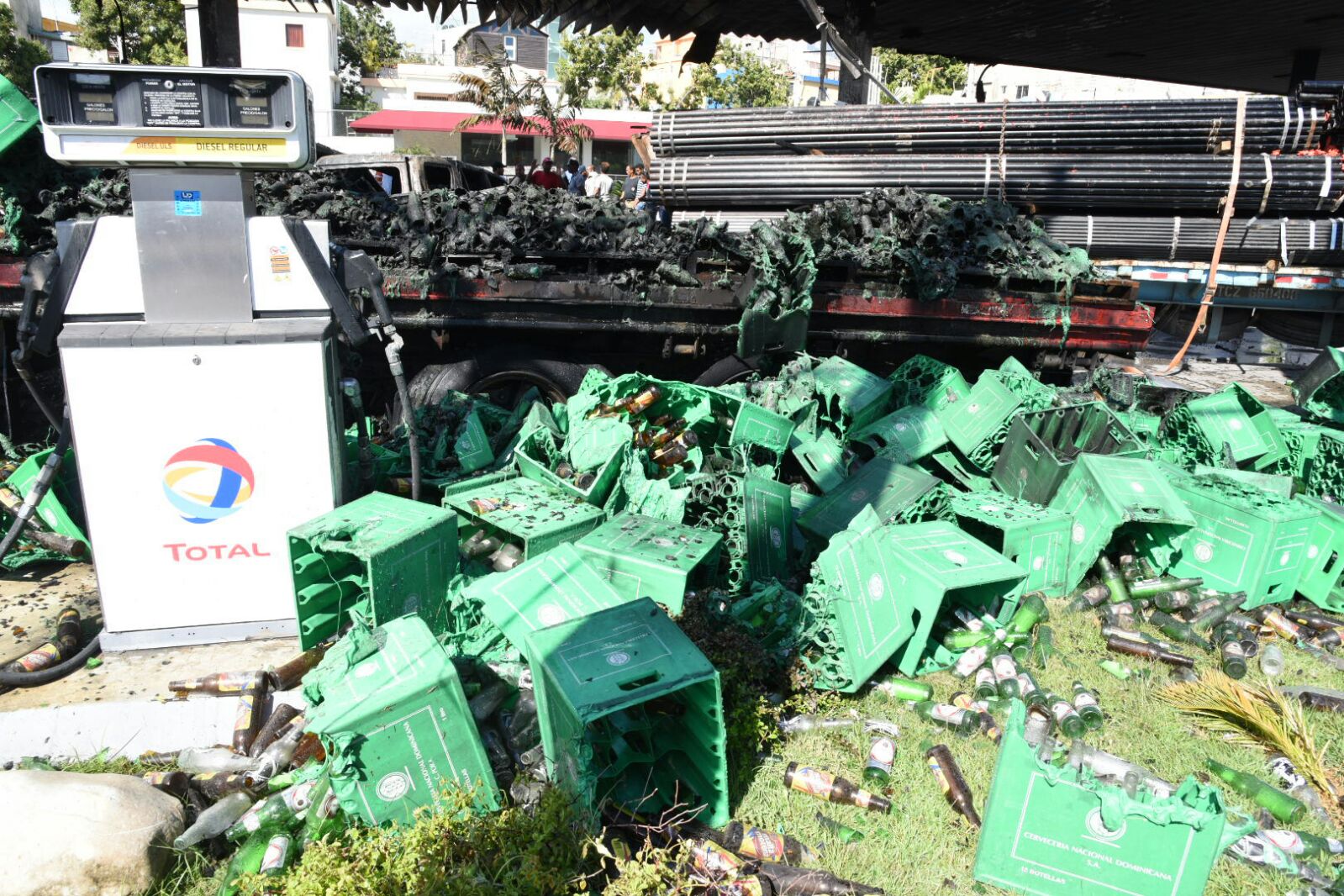 Una patana de la Cervecería Nacional resultó afectada. 