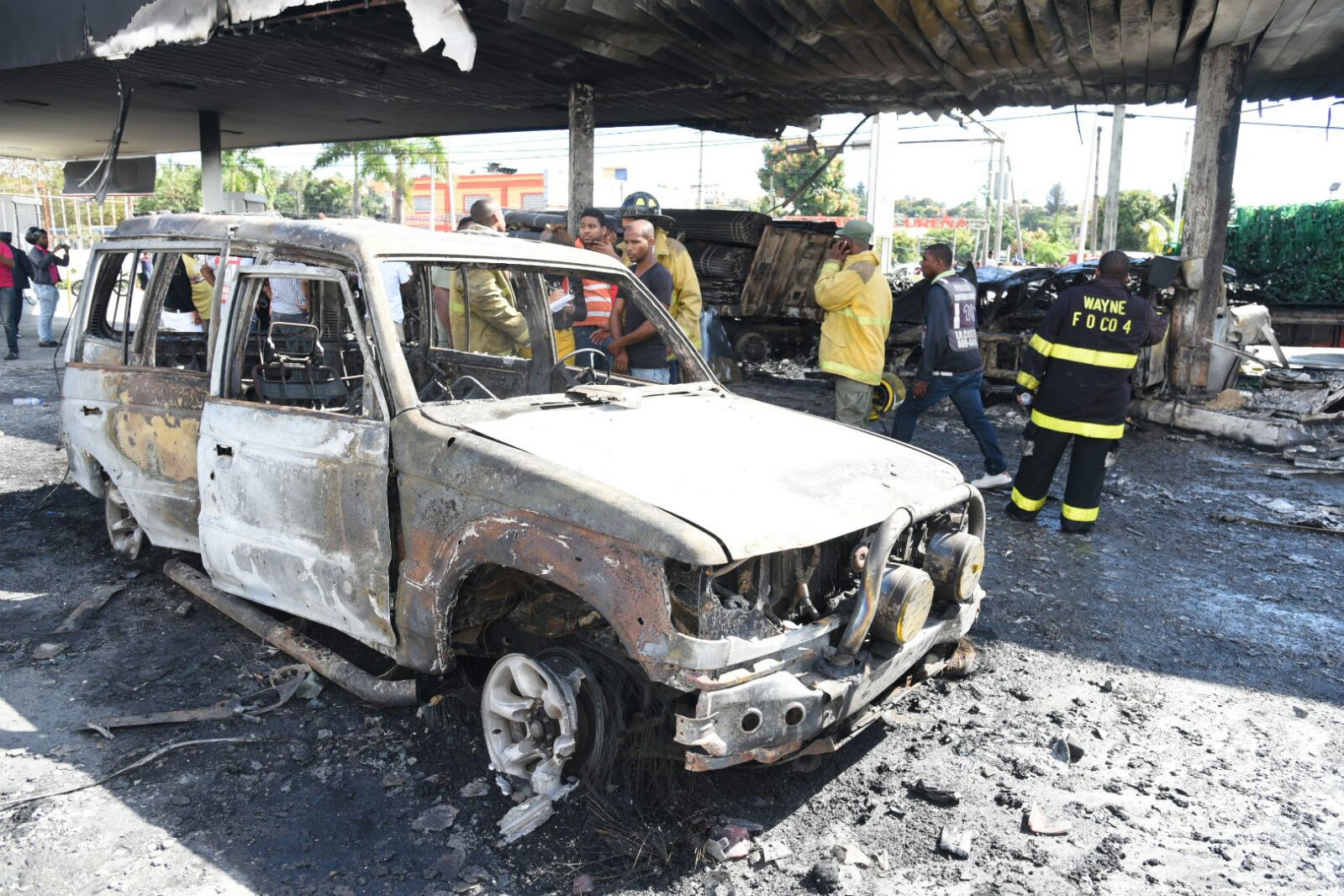 Unos 15 vehículos quedaron destruidos. 