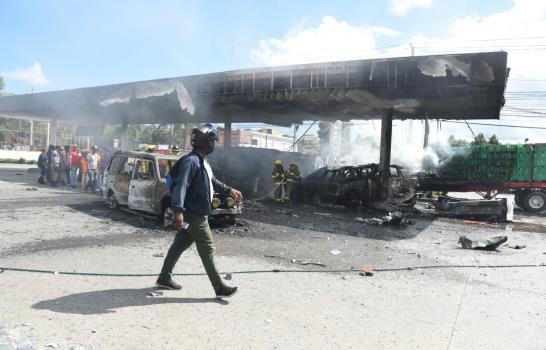 Varios heridos durante incendio que destruyó estación de combustible y 15 vehículos 