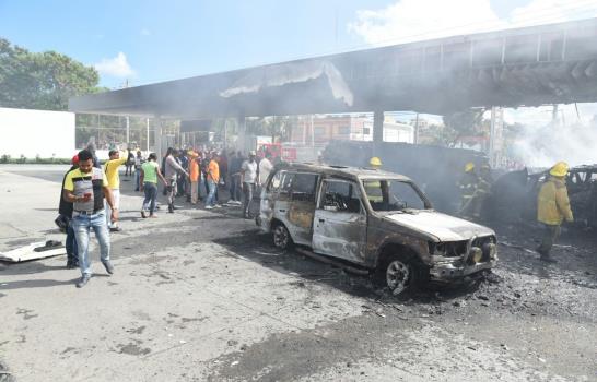 Varios heridos durante incendio que destruyó estación de combustible y 15 vehículos 