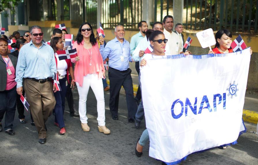 ONAPI  realiza marcha con estudiantes de la  escuela Fray Ramón Pané en honor a símbolos patrios