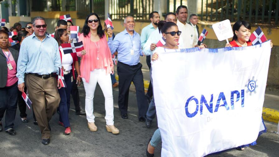 ONAPI  realiza marcha con estudiantes de la  escuela Fray Ramón Pané en honor a símbolos patrios