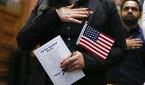 Solicitar la ciudadan&iacute;a estadounidense podr&iacute;a costar hasta US$1,330, bajo nueva propuesta de Trump