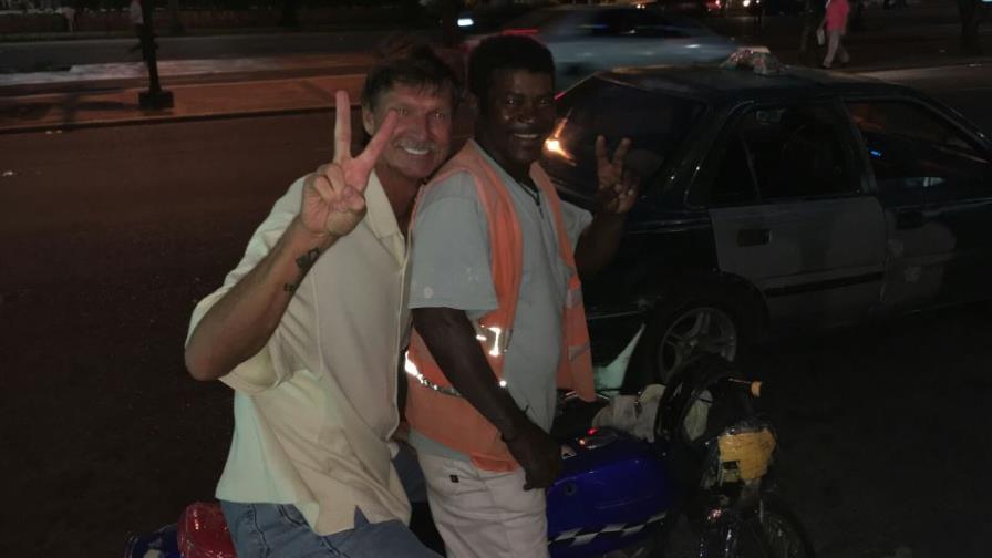 Randy Johnson a bordo de un motoconcho, durante estadía en República Dominicana