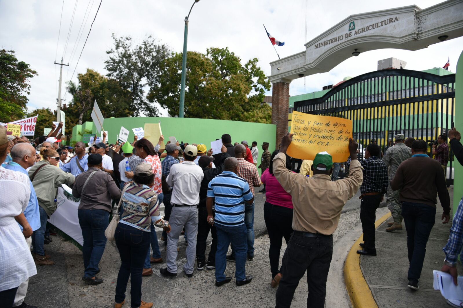Profesionales y técnicos del sector agropecuario en las afueras del Ministerio de Agricultura. 