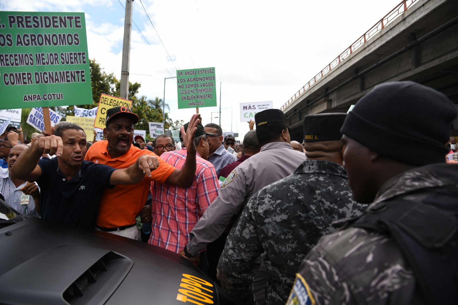 Agentes policiales vigilan la protesta de los agrónomos. 