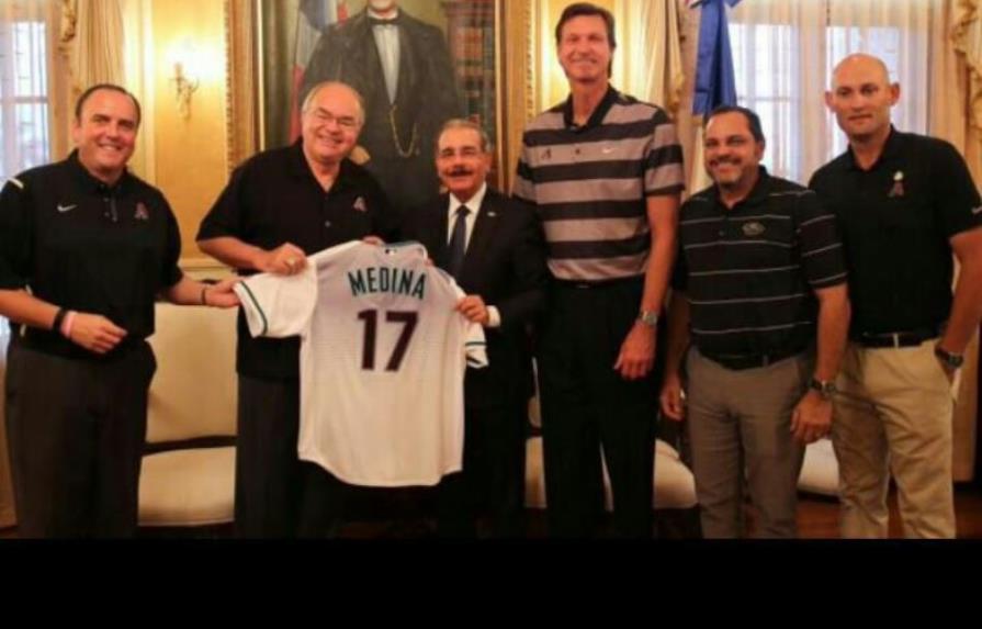 Presidente Danilo Medina recibe a exlanzador Randy Johnson