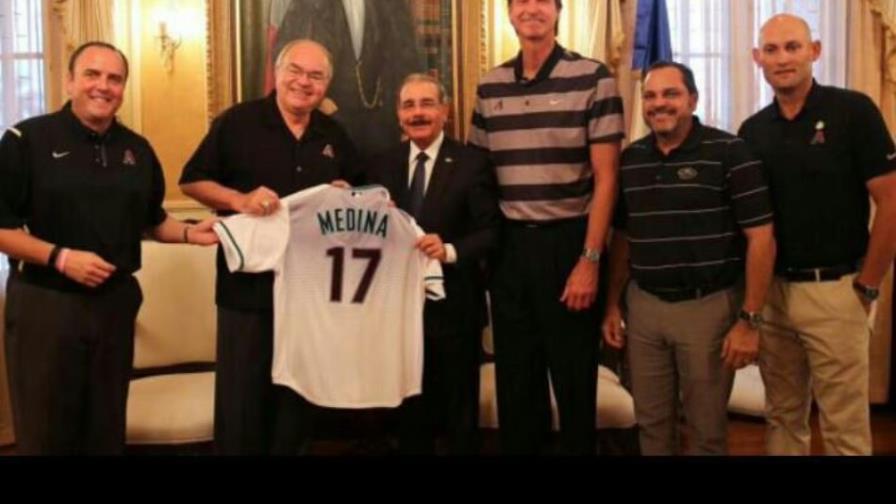 Presidente Danilo Medina recibe a exlanzador Randy Johnson