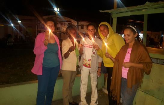 En El Seibo encienden velas en reclamo de obras
