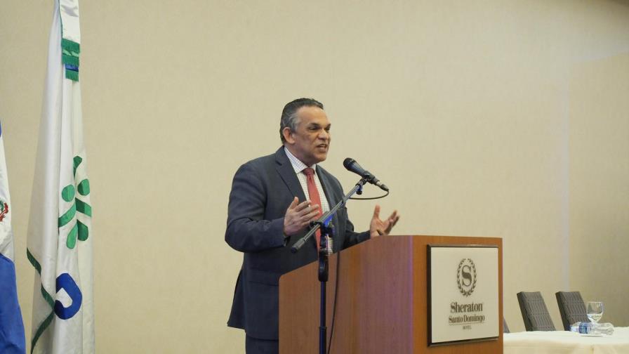 Titular del MAP aboga porque se extienda el trato humanizado en hospitales
Ventura Camejo, al intervenir en la clausura de un seminario de “benchmarking o de compartir los avances y las buenas prácticas en la gestión y los servicios de distintos hospitales del país”, se confesó enamorado del programa “Mamá Canguro” que se aplican en varios hospitales, porque salvan las vidas de muchos niños.
Asimismo, precisó: “Pienso que hay un gran capital en Salud Pública, con muchos científicos, gente muy dedicada, con gran vocación de servicio, hay mucha capacidad humana, mucha capacidad profesional, médicos muy talentosos dispuestos a dar la batalla, además de que considero que la profesión del médico es una profesión venerable, que no sólo requiere trabajo sino vocación, dedicación, entrega”.
El seminario, organizado por el Ministerio de Administración Pública (MAP), tuvo lugar en un hotel de esta capital, y fue inaugurado por Nelson Rodríguez Monegro, director del Servicio Nacional de Salud (SNS), quien expresó que pa