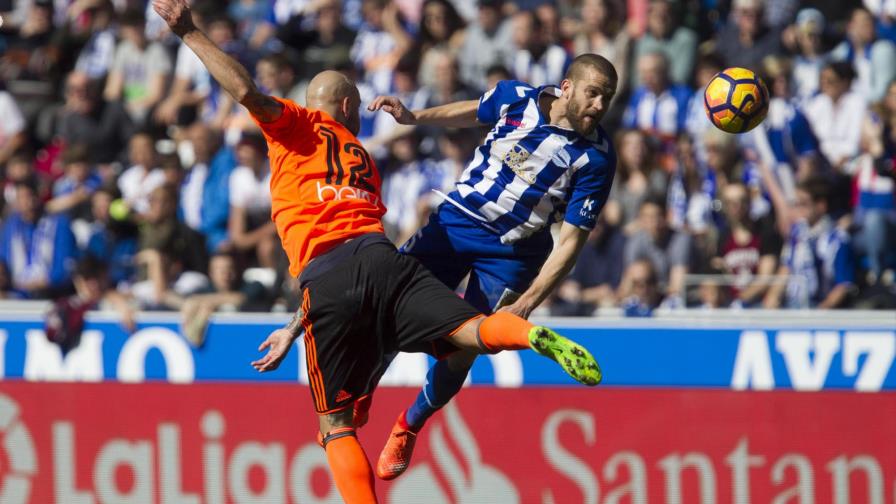 El Alavés remonta y supera al Valencia en liga española 