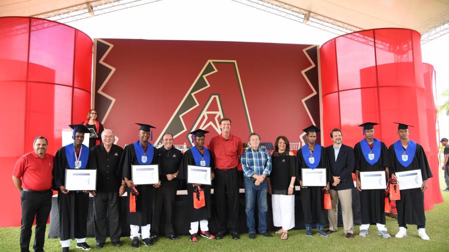 Arizona combina educación y deporte en República Dominicana; graduó a seis prospectos