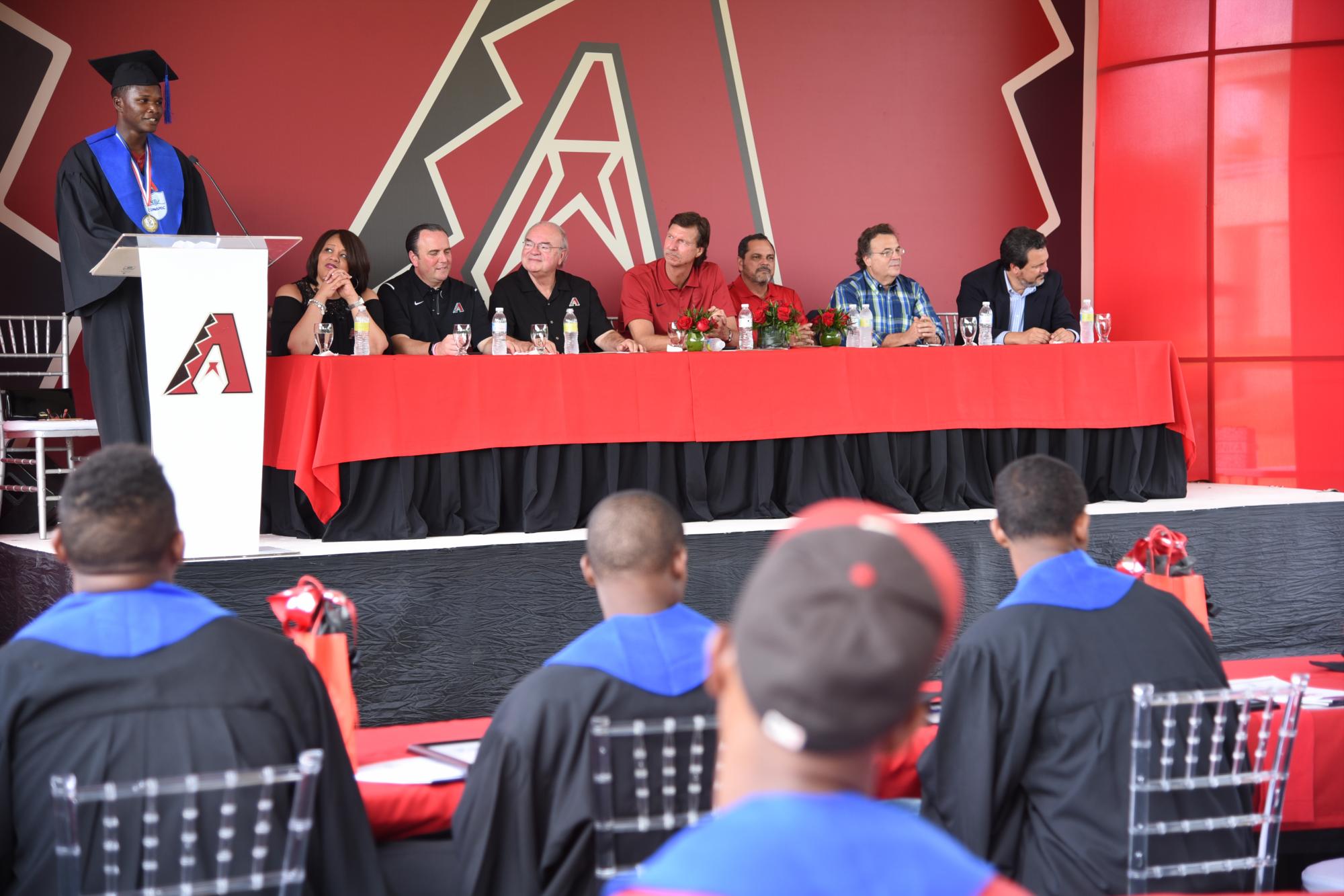 Jesús Eduardo Muñoz Vizcaíno, el estudiante mas destacado de la promoción, mientras da el discurso en nombre de los graduados. 