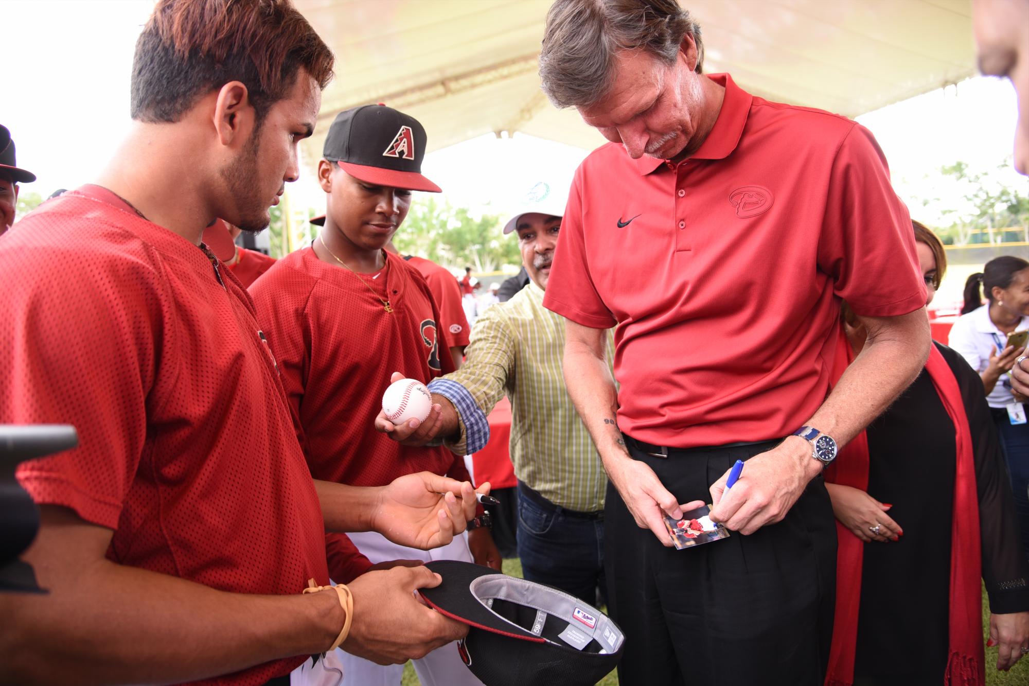 Randy Johnson mientras firma pelotas de béisbol en la Academia de las Diamantinas de Arizona.