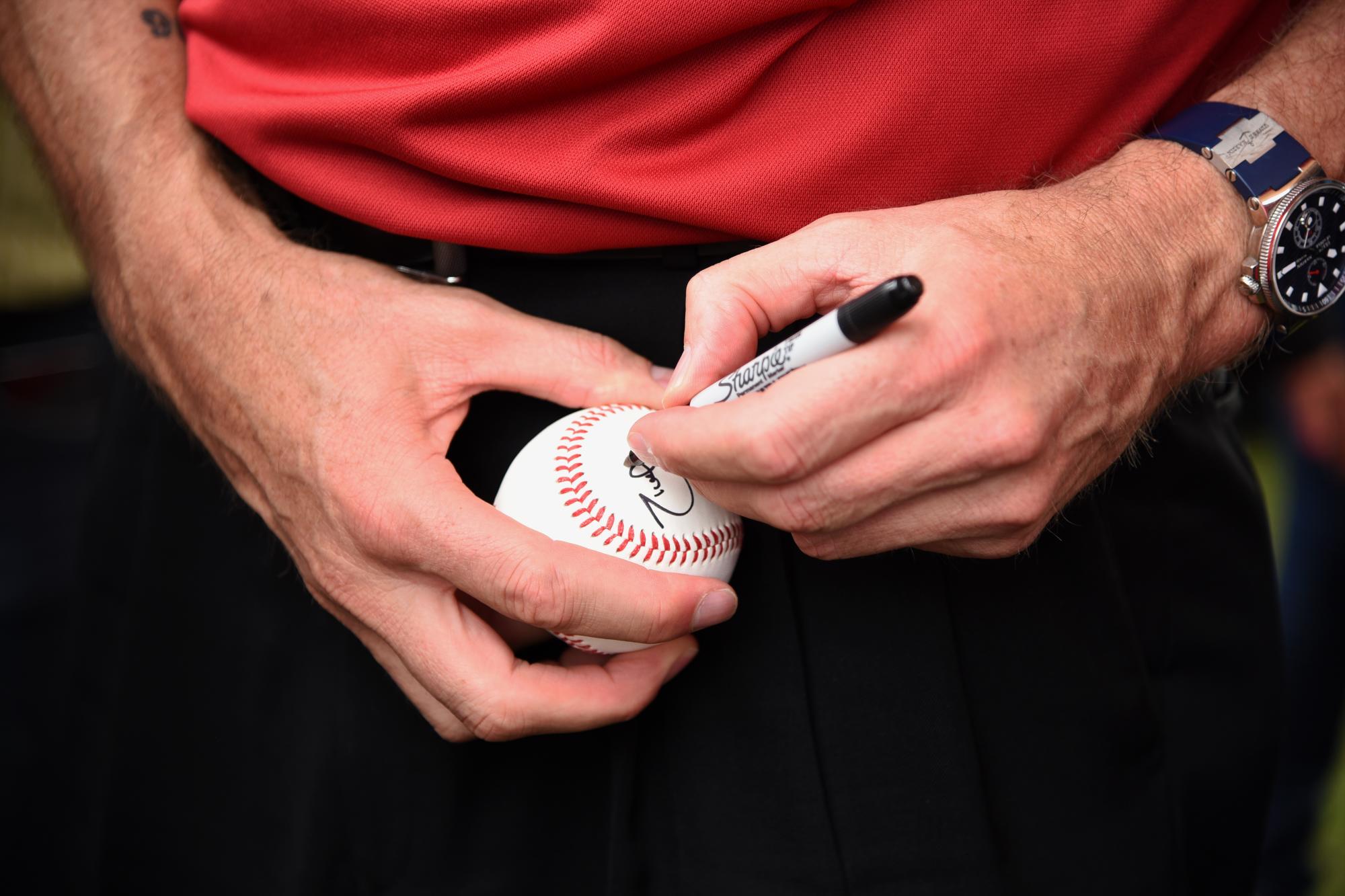 La manos de Randy Johnson mientras firma un pelota después de la ceremonia. 