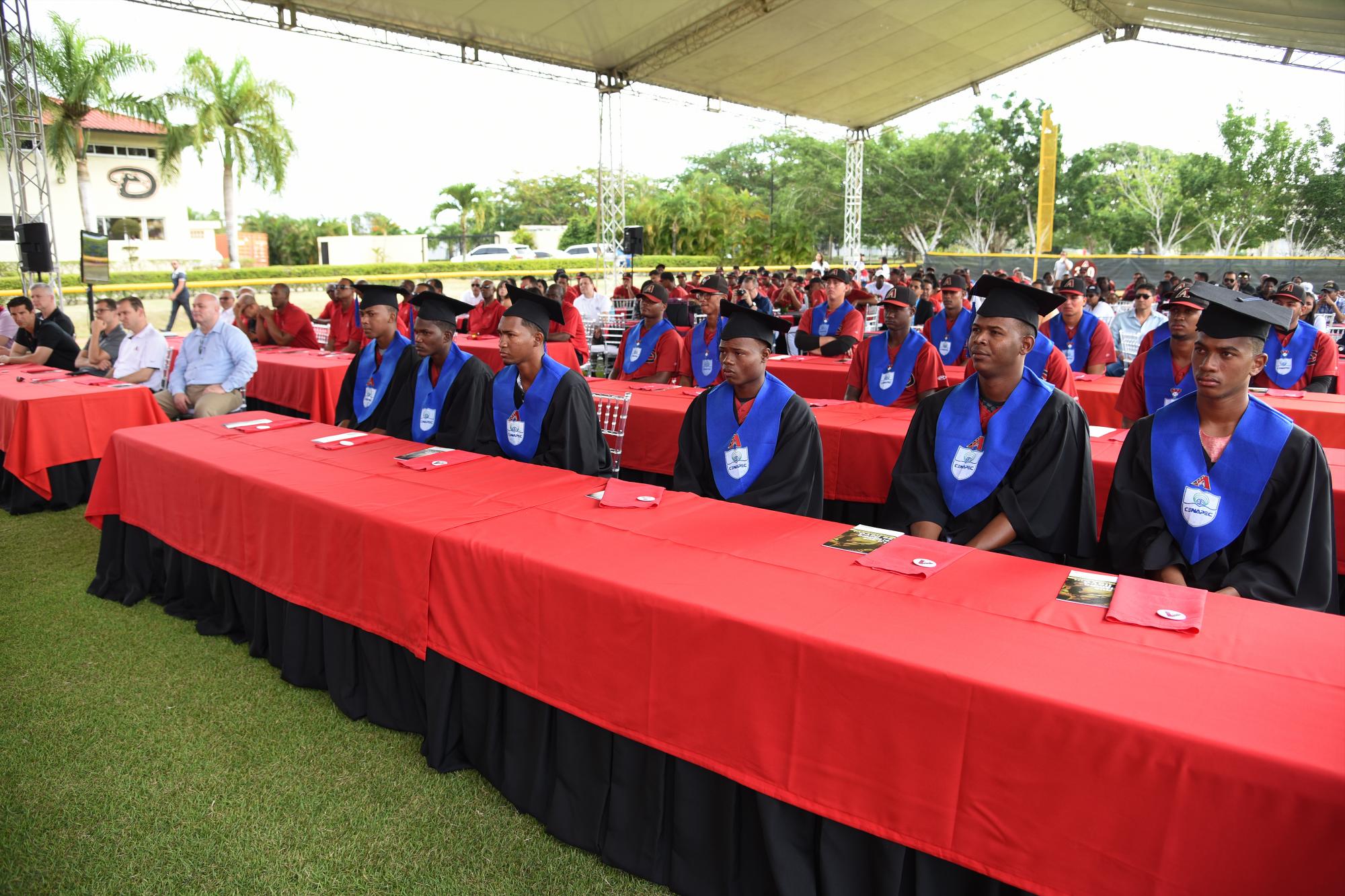 En la imagen los bachilleres y estudiantes que pasaron de nivel.