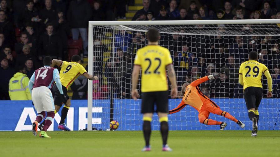 Mauro Zárate es sacado en camilla tras lesión con Watford 