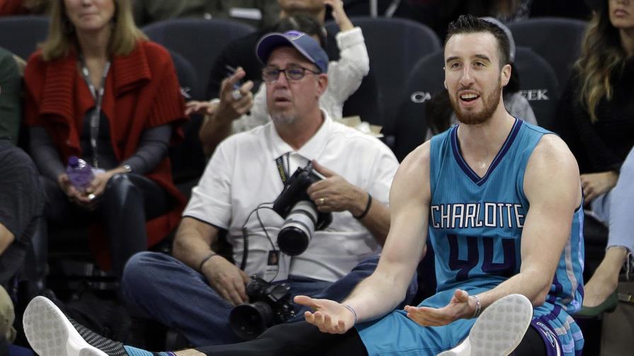 Kaminsky totalizó 23 puntos y 13 rebotes y Charlotte detiene racha de derrotas Kaminsky totalizó 23 puntos y 13 rebotes y Charlotte detiene racha de derrotas