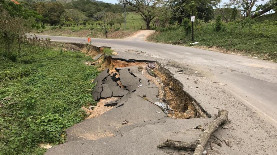 Colapsa tramo de la carretera Villa Riva-Arenoso