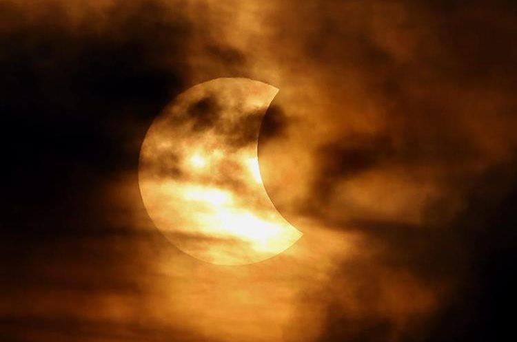 La luna se interpuso entre el Sol y la Tierra dando lugar al primer eclipse de 2017
