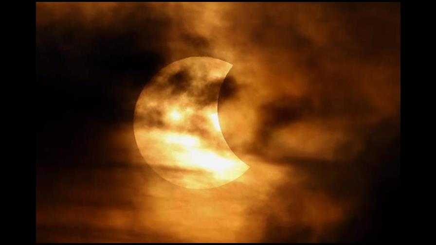 La luna se interpuso entre el Sol y la Tierra dando lugar al primer eclipse de 2017