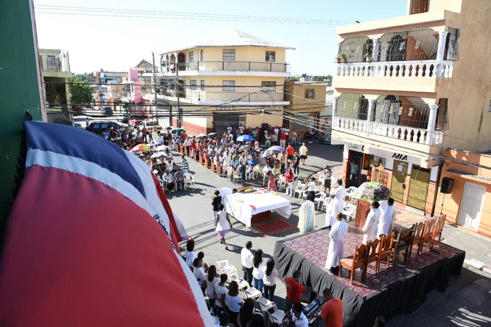 Celebración de la misa en las calles  Luis Reyes Acosta y respaldo 10. 