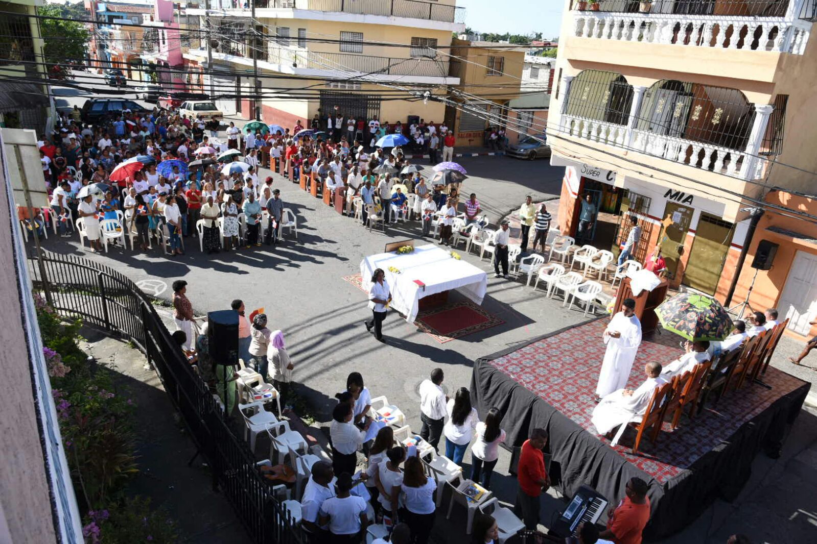 Feligreses se dieron cita en misa celebrada en la intersección formada por las calles Luis Reyes Acosta y respaldo 10. 