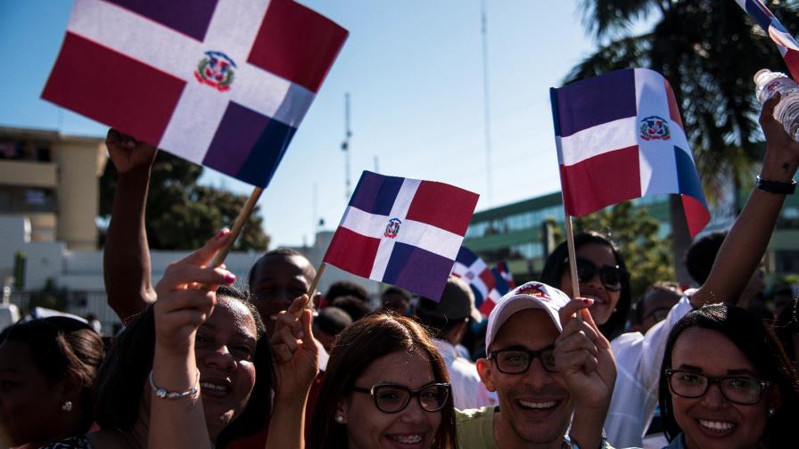 Personas se dan cita cerca al Congreso Nacional para saludar a funcionarios a su llegada