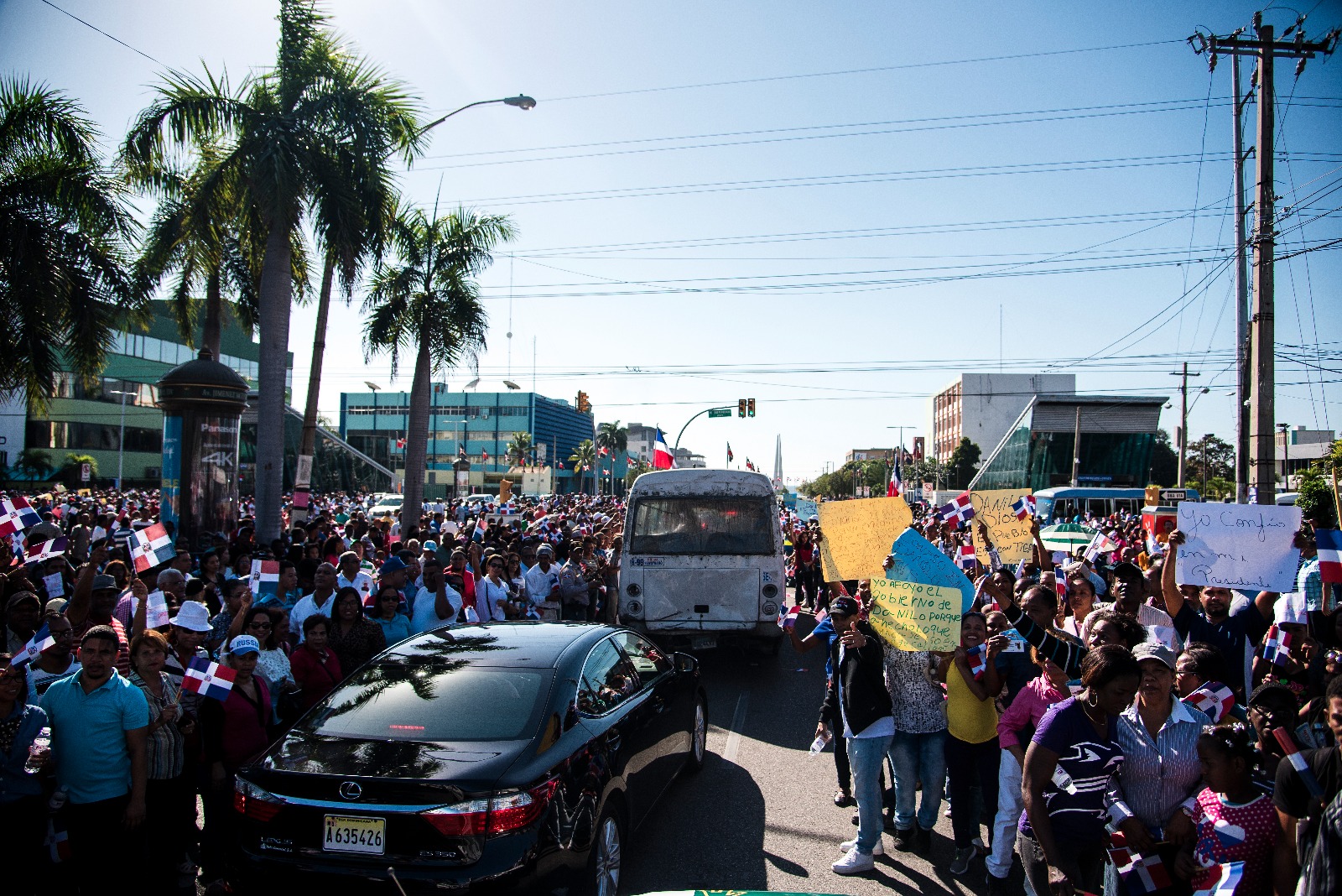 Personas que se dieron cita en los alrededores del Congreso.