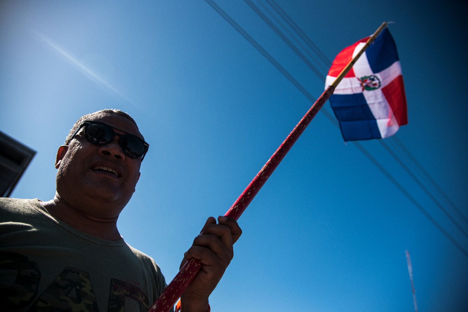 Hombre ondeando la Bandera Nacional.