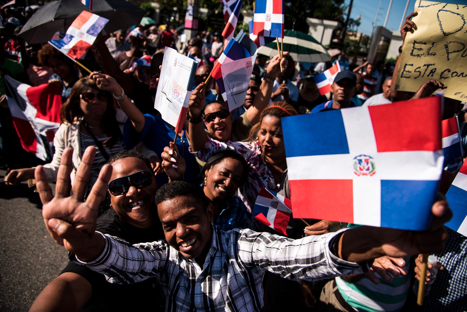 Personas reunidas en alrededores del Congreso Nacional portando banderas y pancartas.