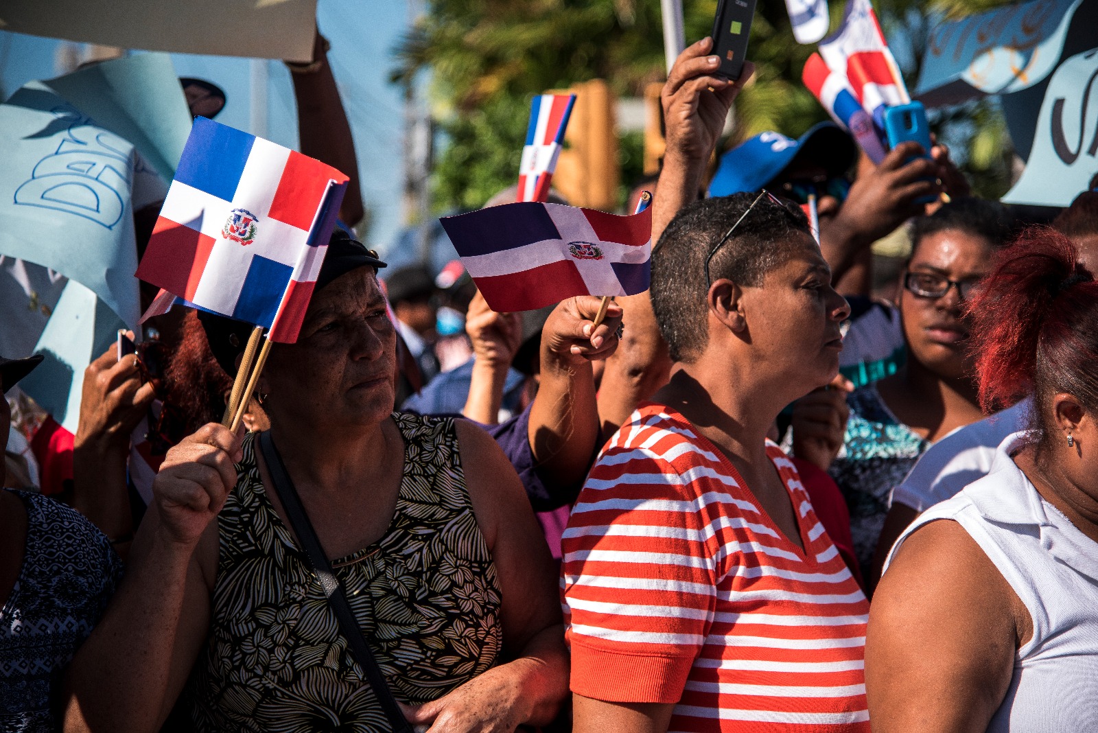 Personas esperando la llegada de los funcionarios al Congreso Nacional.