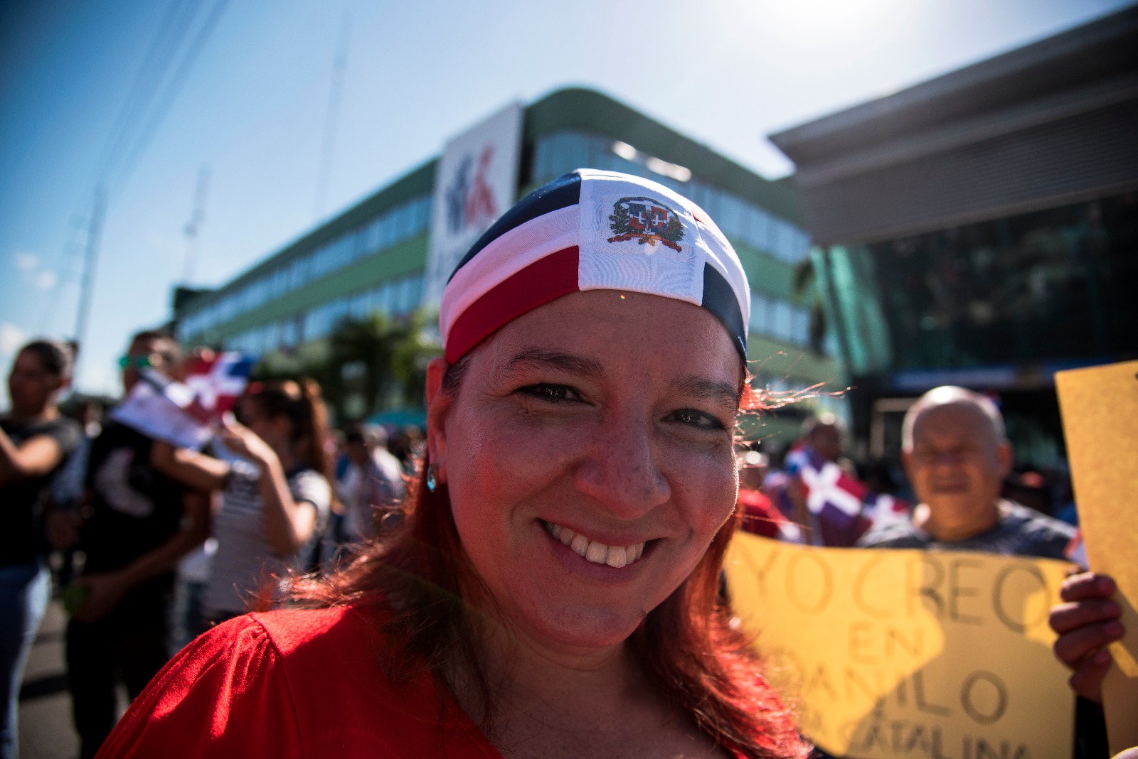 Mujer portando en la cabeza un pañuelo de la Bandera Nacional.
