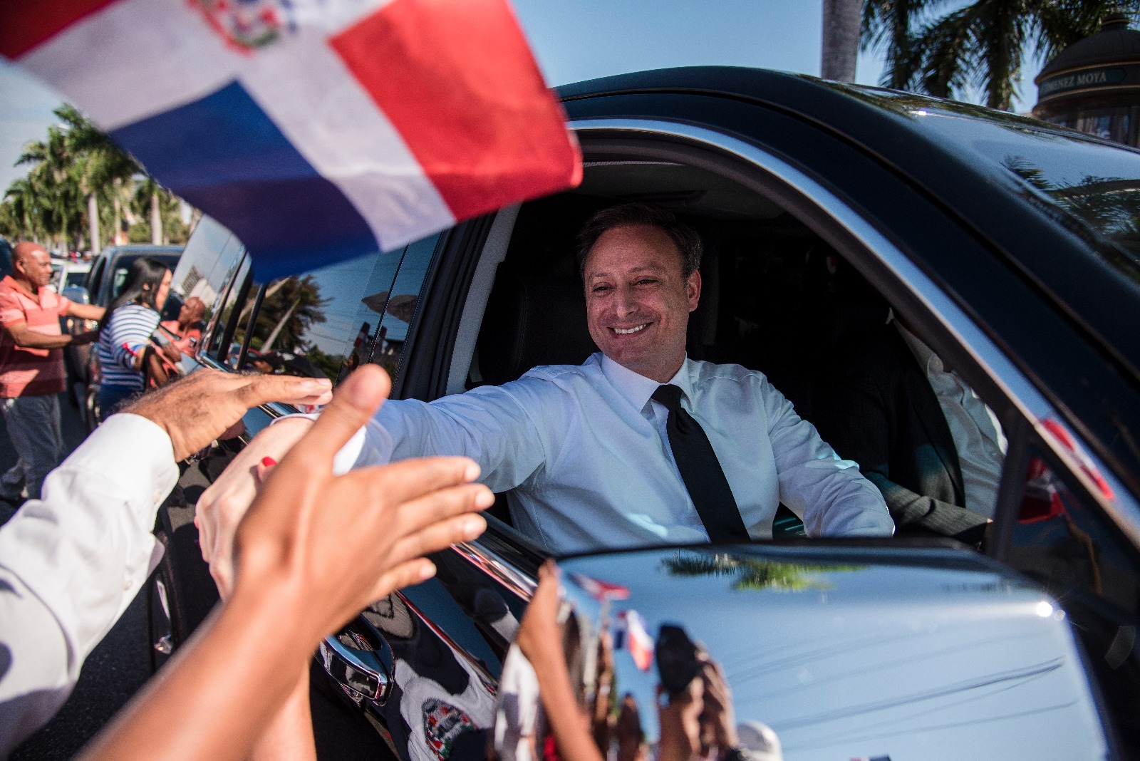 El procurador de la República, Jean Alain Rodríguez, saluda a personas a su llegada al Congreso Nacional. 