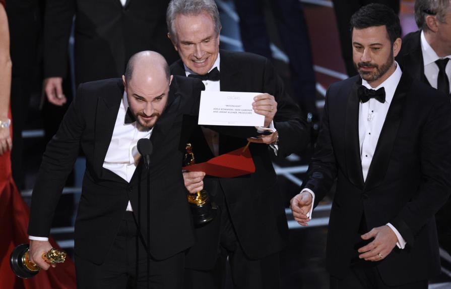 Incredulidad en Hollywood tras fiasco del anuncio del mejor film en los Óscar
