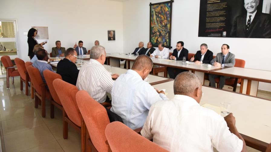 Ministro exhorta a empleadores a no  ser competitivos en base a bajos salarios