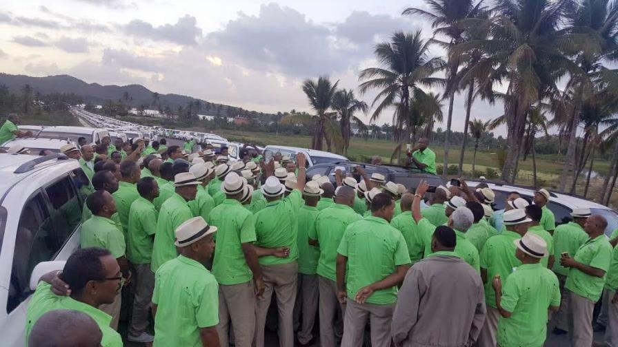 Taxistas protestan en demanda de solución al vertedero de Puerto Plata Taxistas protestan en demanda de solución al vertedero de Puerto Plata
