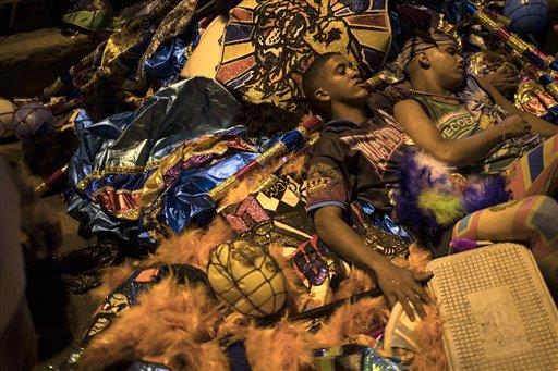 Brasileños pobres celebraron su carnaval alternativo bate-bola 