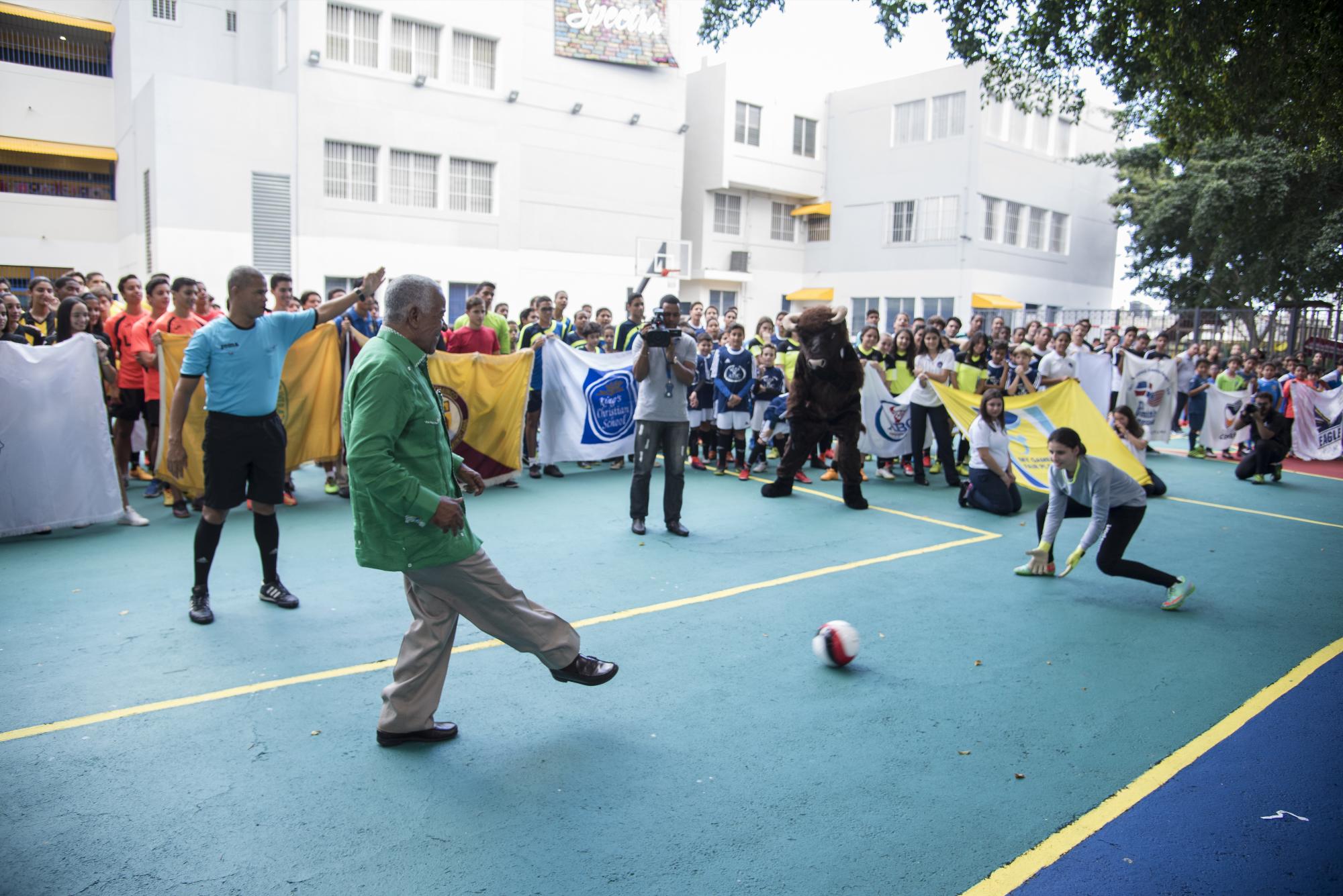 Rolando Miranda en representación de la Federación Dominicana de Fútbol con el saque de honor.