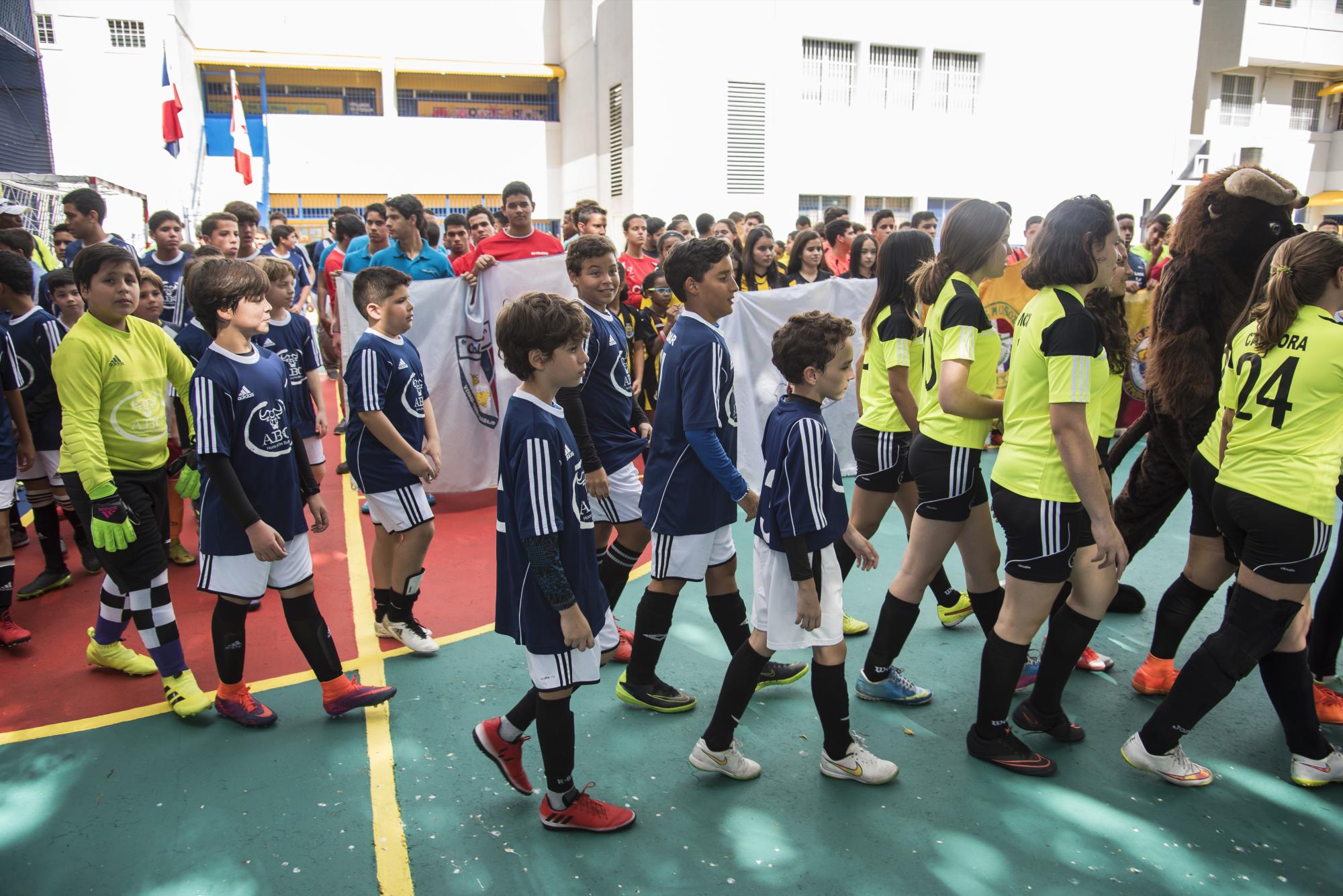 En la imagen el desfile de lo colegios en el inicio del evento.