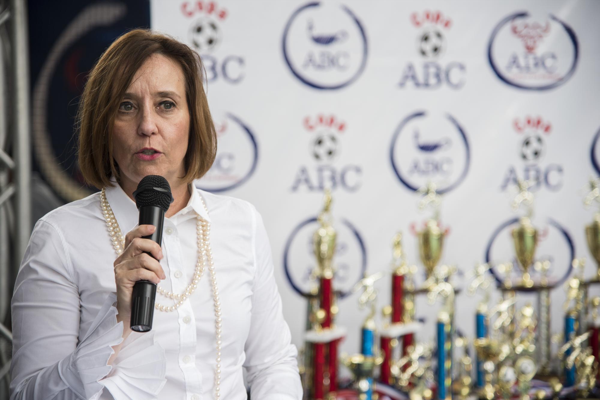 Claudia Defillo, directora académica del ABC mientras dice unas palabras en la inauguración.