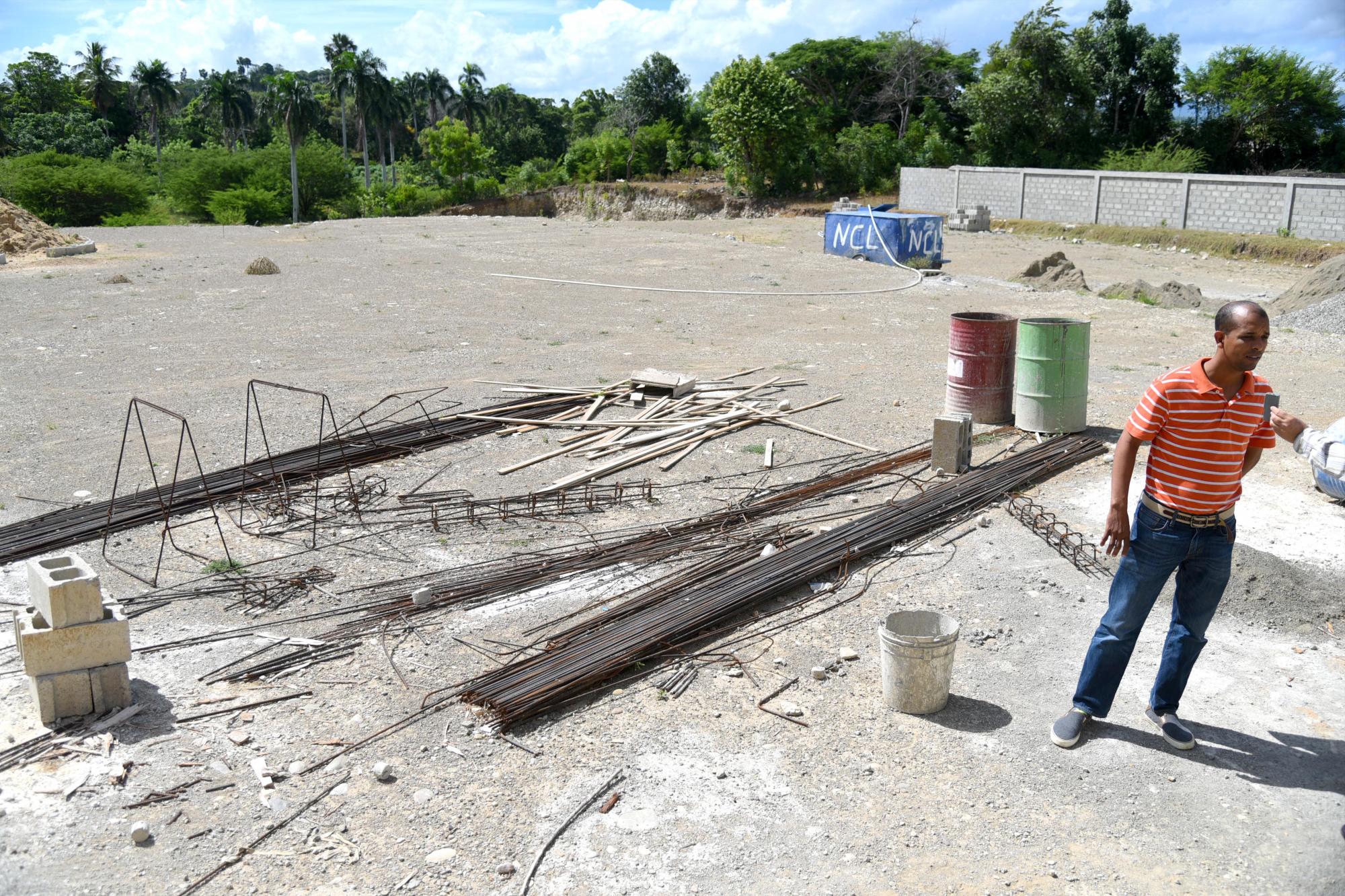 Moradores piden continúen construcción de la escuela.