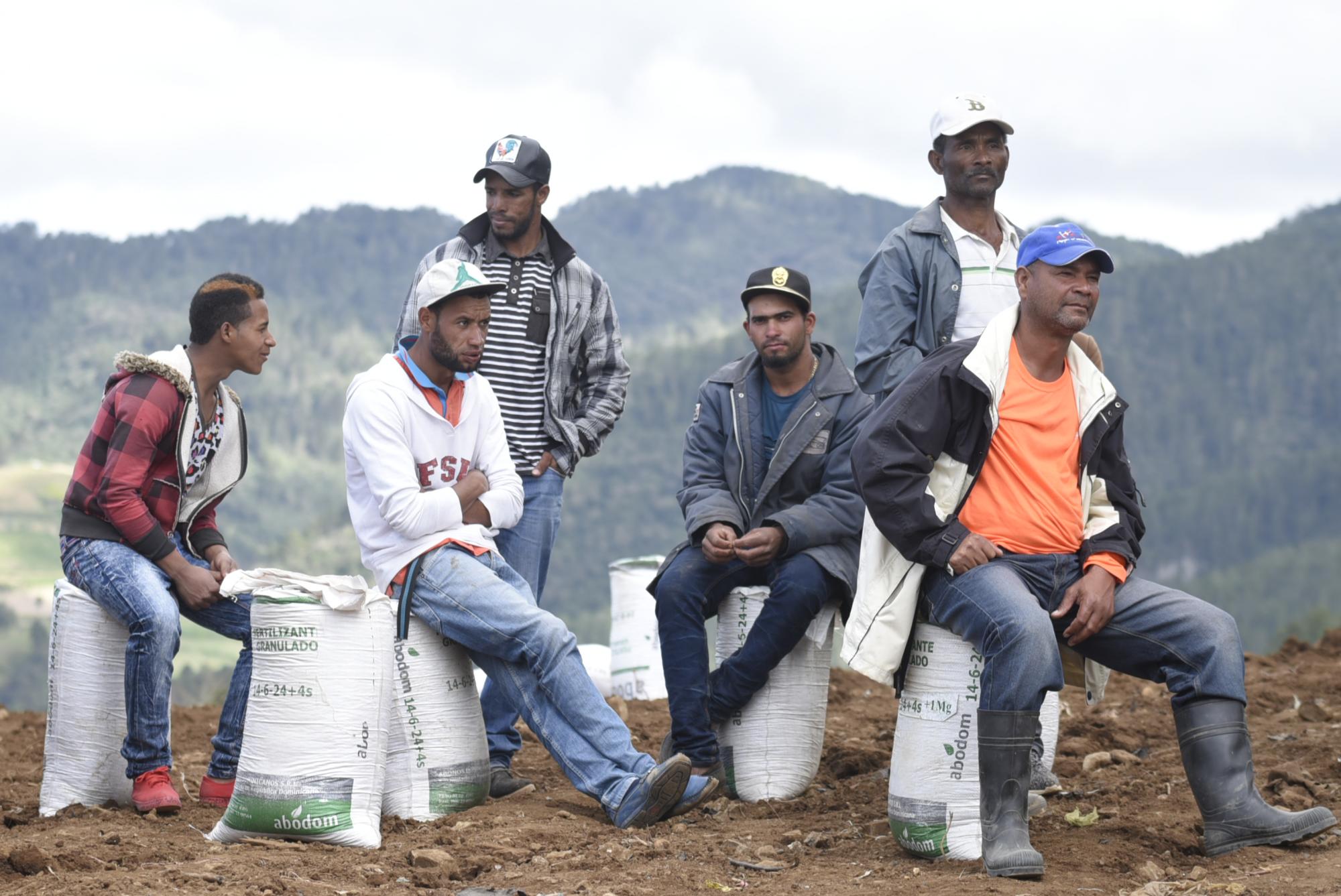 Agricultores reunidos en el terreno.