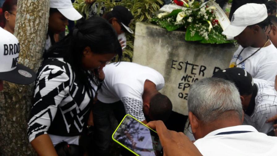 Sepultan los restos de hombre que murió tras ingerir sin parar una botella de tequila, familiares exigen justicia