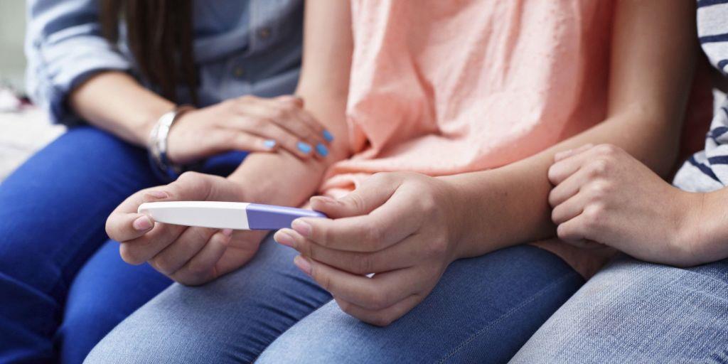 El país gasta 33 veces más en atender embarazos en adolescentes que en prevenirlos
