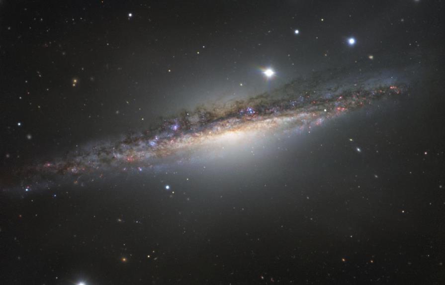 Difunden una imagen de la galaxia NGC 1055, hermana mayor de la Vía Láctea