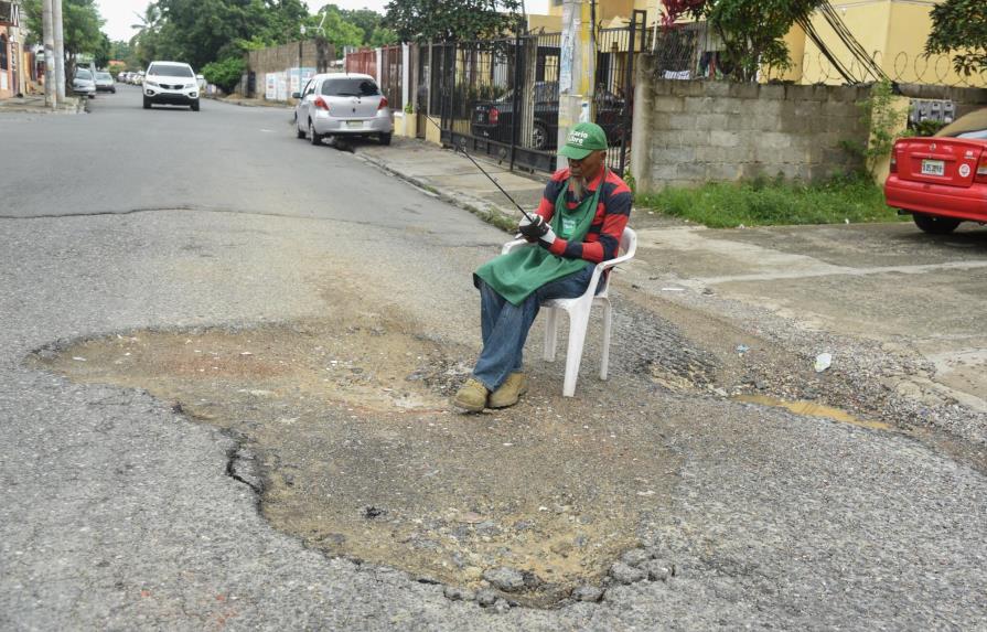 Una dificultad de años en Savica, del municipio Santo Domingo Este
Un hoyo de años que afecta a la gente de Savica en Santo Domingo Este 