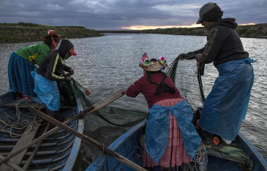 El Titicaca,el mítico lago de los incas,cada vez más contaminado