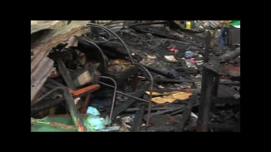 Fuego reduce a cenizas 15 casas Villa la Mata, de Cotuí