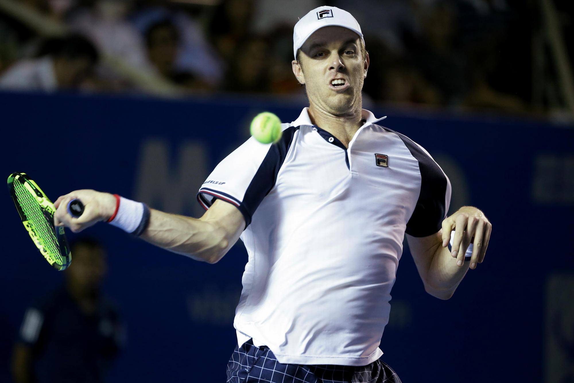 El estadounidense Sam Querrey devuelve una bola al español Rafael Nadal el sábado 4 de marzo de 2017, durante la final del Abierto Mexicano de Tenis que se desarrolla en el puerto mexicano de Acapulco.